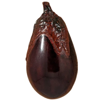 Antiguo Netsuke japonés de madera de laca Roiro de una berenjena (Nasubi) Japón Foto 1 de 4