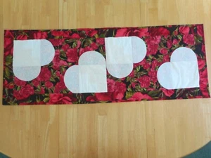 Handgefertigter gesteppter Tischläufer - rote Rosen und weißes Herz, Valentinstag 16" x 44" - Bild 1 von 6