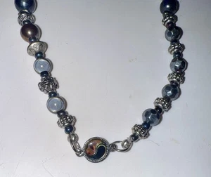 Collana di Perline Metallizzate Viola Iridescente, Verde, Bianco e Blu Olick ~ - Foto 1 di 6