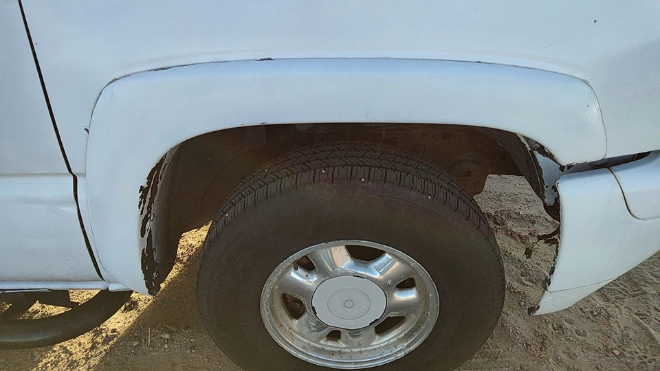 03-07 Guardabarros Suburban Pasajero Derecha Moldura Acampanada Rueda Delantera Summit Blanco Foto 1 de 4