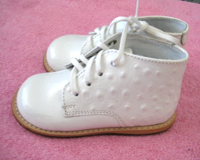 Zapatos de cuero Josmo para bebés niños pequeños First Walker estampado de puntos blancos talla 8 Foto 1 de 4