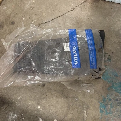 Volvo 740 1984-89 OEM NOS nuevo parachoques delantero izquierdo tapa negro 1325717-5 Foto 1 de 4