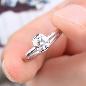 Anello di fidanzamento argento sterling 925 lunetta moissanite 1 ct taglia 3-12 S123 - Foto 1 di 15