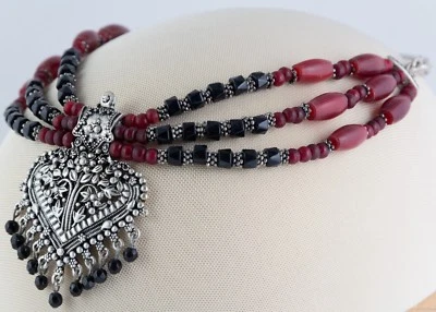 Chunky Multi Strain 红色黑色 Lucite 珠银链心形吊坠项链 — 第 1/4 张图片