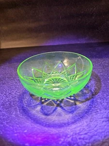 Uranium Bowl Berry Bowl. Vintage Uranium Bowl - Picture 1 of 6