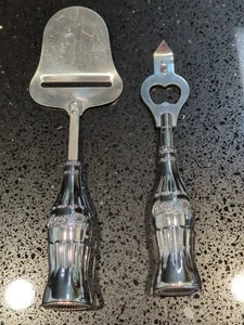 Coca Cola 1997 Chrom Silber Käsehobel Servierer 9,25" und Flaschenöffner 7,5" - Bild 1 von 6