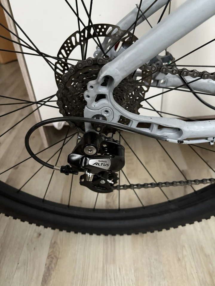 Fahrrad Ist Komplett Neu Aufgebaut, Steht Aber Leider Nur Rum Weil Ich Kaum Zeit - Bild 1 von 4