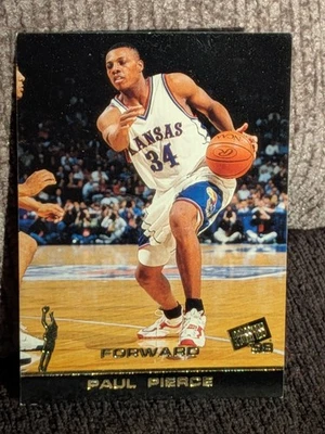 Paul Pierce - 1998 年新闻通行证 #5 新秀 RC 堪萨斯 Jayhawks 名人堂 — 第 1/2 张图片