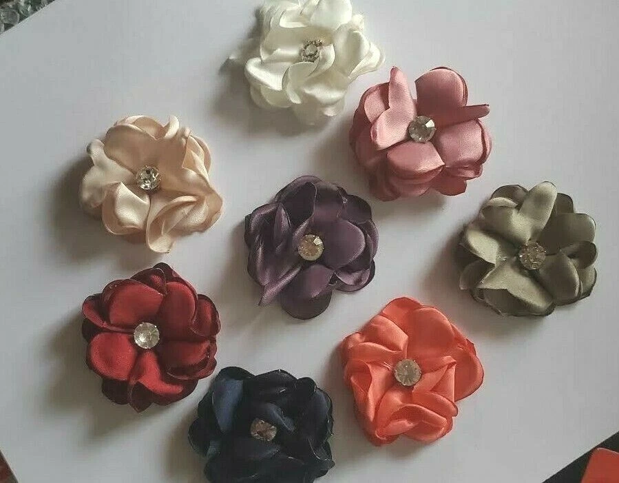 CraftbuddyUS 32 MIXTO Stick on, coser flores de tela satinada con centro de diamante, bricolaje Foto 1 de 3