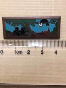 Insigne métallique émaillé à identifier Fable le corbeau et le renard - Foto 1 di 2