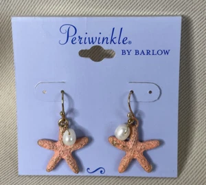 Pendientes colgantes de perlas de imitación de coral Periwinkle By Barlow NUEVOS 1 pulgada - Imagen 1 de 3