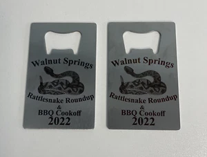 Apribottiglie a forma di carta in metallo Texas Rattlesnake Festival set di 2 NUOVO - Foto 1 di 12