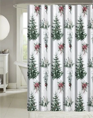 Cortina de ducha de tela Kate Aurora vacaciones Navidad árboles de hoja perenne y velas Foto 1 de 2