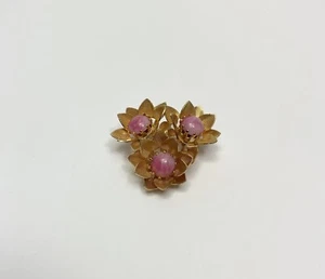 Spilla vintage rosa a grappolo di fiori cabochon tono oro 1 1/2" - Foto 1 di 4