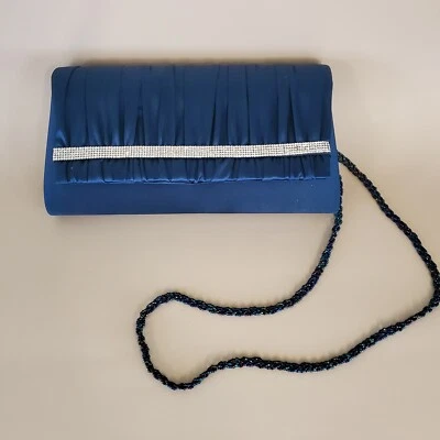 Bolso sin asas clásico azul marino plisado satinado con estrás con cadena con cuentas Foto 1 de 4