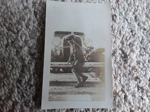 Foto De Colección Niño Pequeño Vehículo Viejo Historia Americana Instantánea Eph Automoti - Imagen 1 de 1