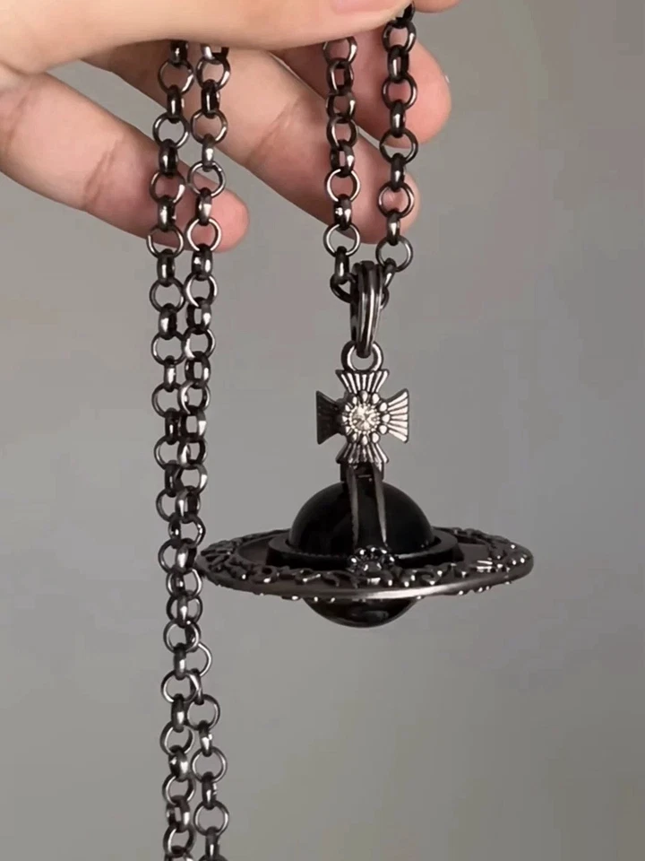 RESTOCK Vivienne Westwood Orbe Globo Piedra Negra Antiguo Talla Estilo Collar Foto 1 de 4