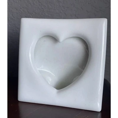 Foto de amor de porcelana blanca cuadrada con marco de cerámica en forma de corazón de colección Foto 1 de 4