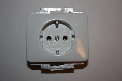 Busch & Jäger alpha nea Steckdose in studioweiß glänzend - Bild 1 von 2