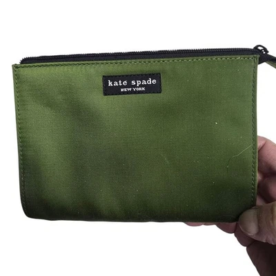 Bolso sin asas Kate Spade New York verde de nailon con cremallera acabado satinado de diseñador Foto 1 de 4