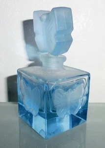 VINTAGE FRENCH BLUE CRYSTAL PERFUME BOTTLE BEAUTIFUL BUTTERFLY DESIGN - Picture 1 of 7