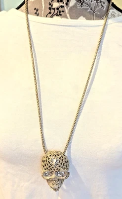 Colgante Calavera Declaración con Detalles Tipo Cristal y Mandíbula Articulada, ¿Halloween? Foto 1 de 3