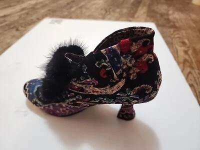 Botín Baci Tapestry Tacón Talla 7 1/2M Negro/Rojo/Beige Borde Visón Cachemira Foto 1 de 4