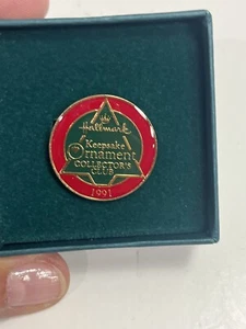 Pin redondo Hallmark 1991 adorno de colección club de coleccionistas - Imagen 1 de 6