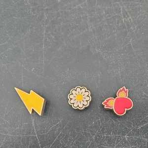 AUTHENTIC Crocs 3pcs Jibbitz Elevated Metal Charms Flame Heart, Daisy, Lightning - Picture 1 of 5