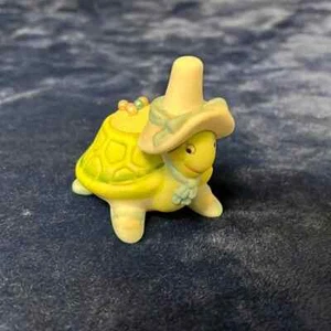 De Colección Tortuga Dedal Soporte y Pin Cojín Porcelana Estatuilla Verde Bisque - Imagen 1 de 4