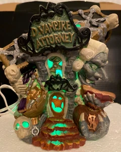 Spooky Hollow D. Vampire Attorney Porcelana Iluminada Halloween Village ~ 1998 - Imagen 1 de 7