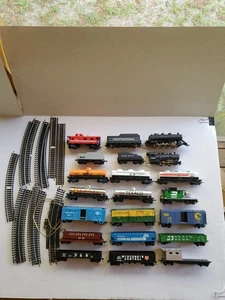 Juego de trenes a escala Ho - 2 motores - 17 vagones - 12 piezas de vías - Imagen 1 de 20