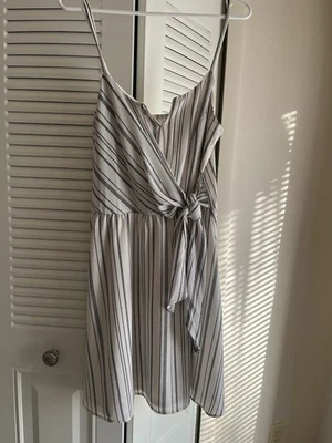 Vestido para mujer Maurice’s, blanco con rayas punteadas azul marino, talla mediana Foto 1 de 2