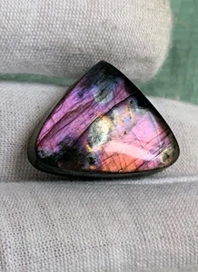 28carats Heart Shape 20×26×7 Size Purple Labradorite Cabochon - Picture 1 of 5