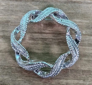 Vintage Gerrys Circle of Leaves Brooch / Pin - Shiny - Silver Tone - Wreath - Picture 1 of 5