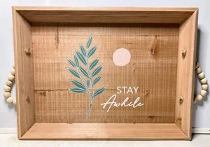 Bandeja para servir de madera "Stay A While" tranquilidad neutra con asas de cuentas - Imagen 1 de 4