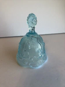 Campana de vidrio opalescente azul FENTON LIRIO DEL VALLE borde festoneado - Imagen 1 de 6