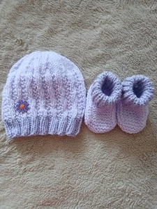 Hand Knitted Baby Hat And Booties Set size 0-3 Months - Lilac - Picture 1 of 1