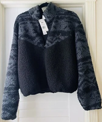 全新带标签 Reebok 尺寸 XS-Core 10AM 夏尔巴黑色和灰色夹克男女通用 1/4 拉链口袋-B600 — 第 1/4 张图片