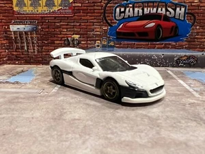 Hot Wheels Rimac Nevera weiß #70 - 2023 HW grün Speed Bronze Räder echter Fahrer - Bild 1 von 2