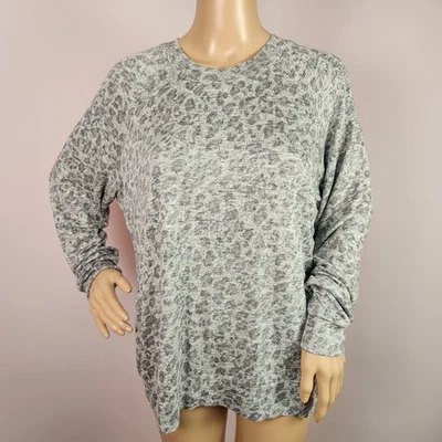 Camiseta para mujer Spirit gris estampado de guepardo ligera de gran tamaño fluida - mediana Foto 1 de 4