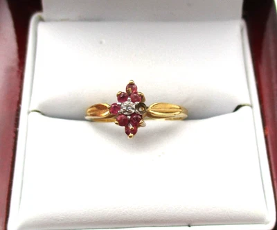 Anel de flores de ouro amarelo 10K rubi e diamante tamanho 6 - 6,25 1,6 gr [R373] - Imagem 1 de 4