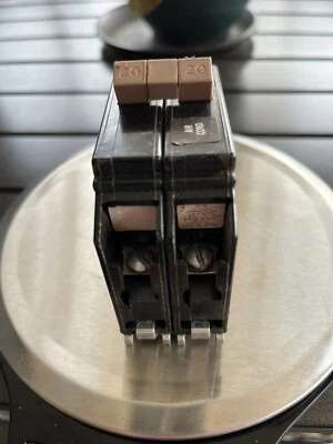 Interruptor Ch 2 polos 20 amperios con pie de metal Foto 1 de 3