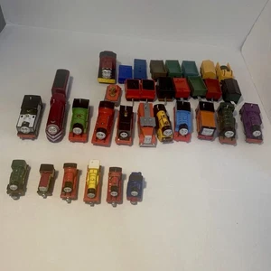 Trenino Thomas and Friends pista lotto misto treni Trackmaster magnetico 34 pezzi - Foto 1 di 16