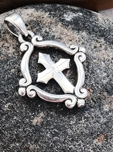 Ciondolo in argento sterling con croce centrale James Avery in pensione - Foto 1 di 6