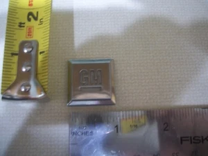 GM SQUARE SCRIPT EMBLEM SYMBOL USED BAGDE SILVER OEM ORIGINAL - Imagen 1 de 1