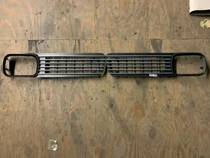 TRIUMPH XKC 1850 XKC 1851 TOLEDO (1973 ON) BLACK & SILVER L/H & R/H GRILLE - Picture 1 of 5
