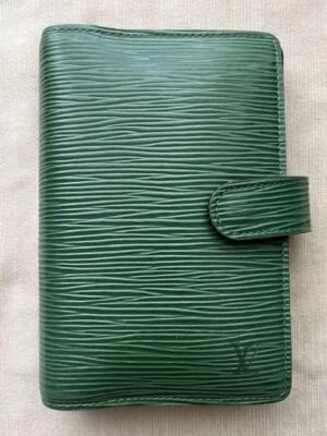 Зеленый чехол для ноутбука Louis Vuitton Agenda PM Epi 5,7 дюйма - Изображение 1 из 4