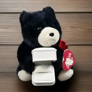 1990 Heartline Hallmark 7" Valentinstag Bär Neu mit Etikett schwarz und weiß hält Geschenk in Pfoten - Bild 1 von 16