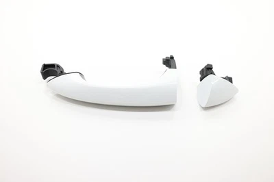 2021 - 2025 CHEVROLET TRAILBLAZER FRONT LEFT DOOR OUTSIDE HANDLE OEM WHITE_GAZ - Image 1 of 4